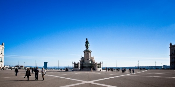 Palácio Nacional da Ajuda e estátua de D. José I iluminam-se no Dia Mundial da Luta Contra o Cancro
