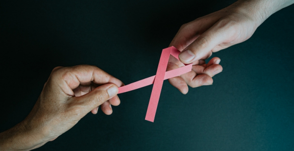 Cancro da mama em mulheres jovens é mais agressivo e tem diagnóstico tardio