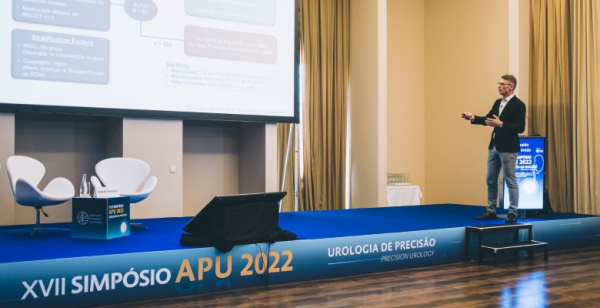 Avelumab como tratamento de manutenção em doentes com carcinoma urotelial localmente avançado ou metastático