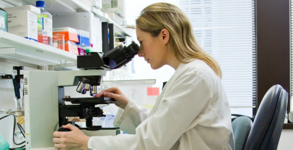 Identificado biomarcador para melhorar eficácia de tratamento do cancro do pâncreas